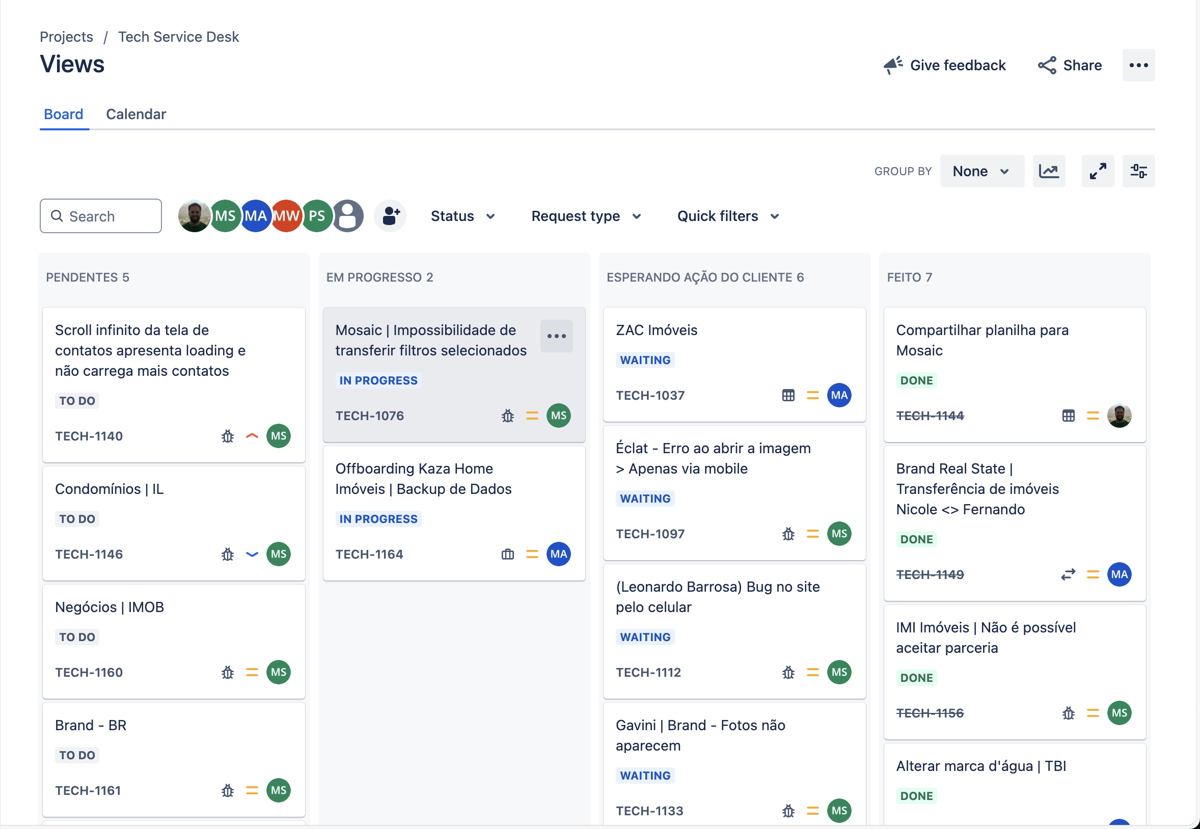 Jira Kanban board displaying tickets in different columns including ‘PENDENTES’ (pending), ‘EM PROGRESSO’ (in progress), ‘ESPERANDO AÇÃO DO CLIENTE’ (waiting for customer action) and ‘FEITO’ (done)